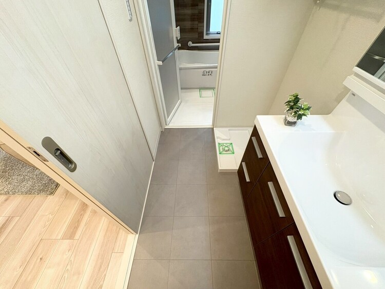 その他 十分な広さの脱衣所。