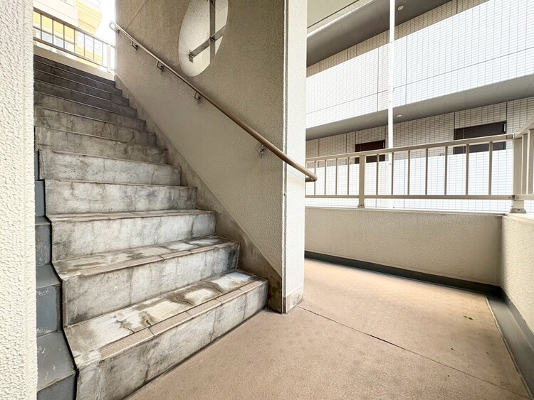 その他 共用部の階段です。明るく清潔に管理されています。