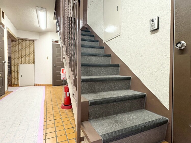 その他 共用部の階段です。明るく清潔に管理されています。