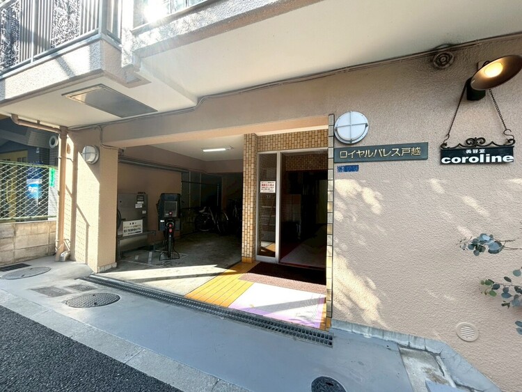 その他 上質感漂う玄関アプローチです。