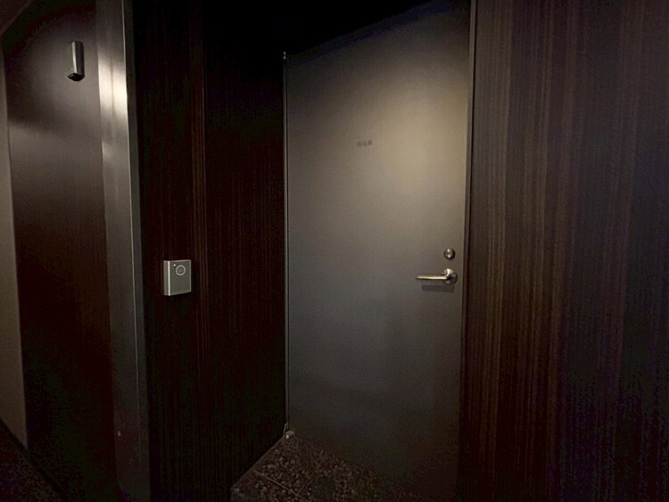 その他 共用部の階段です。明るく清潔に管理されています。