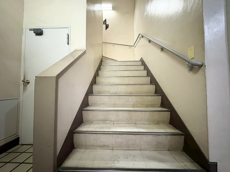 その他 共用部の階段です。明るく清潔に管理されています。