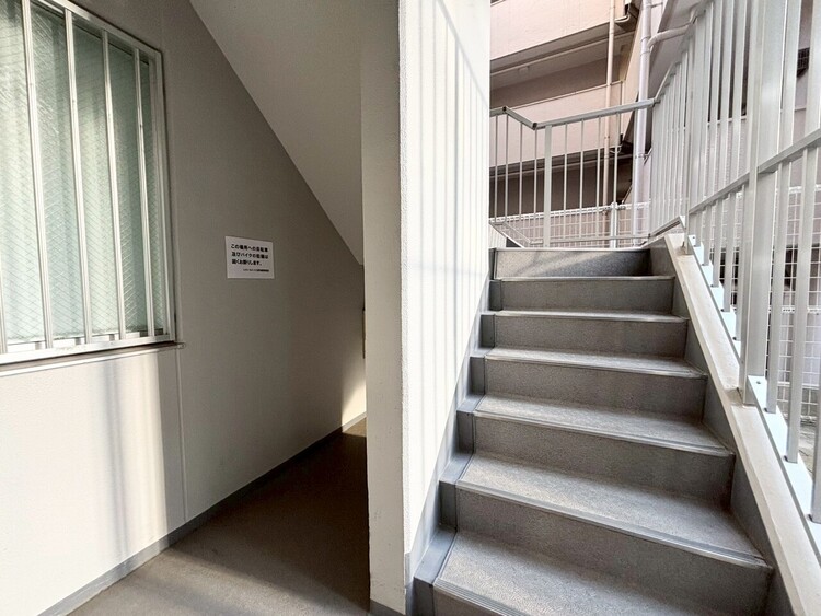 その他 共用部の階段です。明るく清潔に管理されています。