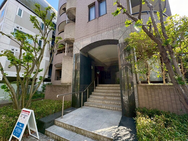 その他 共用部の階段です。明るく清潔に管理されています。