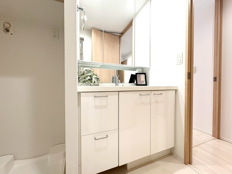 その他 清潔感を感じられる洗面化粧台。