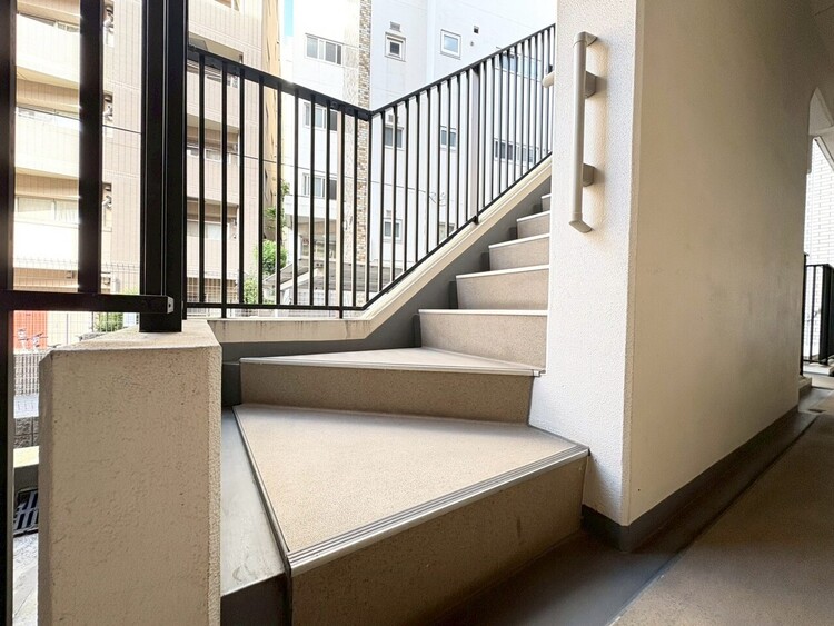 その他 共用部の階段です。明るく清潔に管理されています。