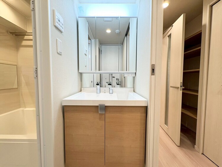 その他 清潔感を感じられる洗面化粧台。