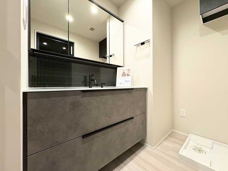 その他 清潔感を感じられる洗面化粧台。