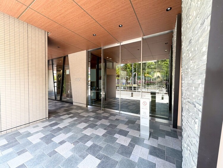 その他 上質感漂う玄関アプローチです。