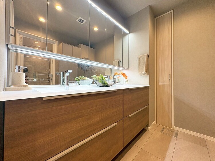 その他 清潔感を感じられる洗面化粧台。