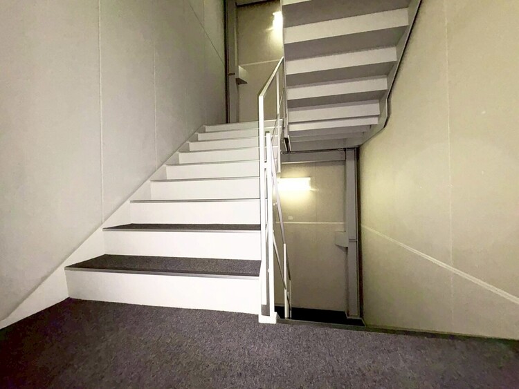 その他 共用部の階段です。明るく清潔に管理されています。
