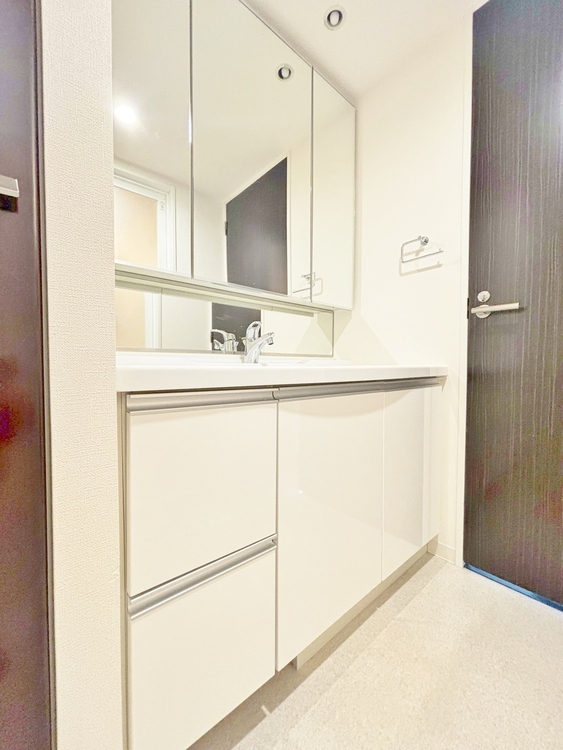 その他 清潔感を感じられる洗面化粧台。