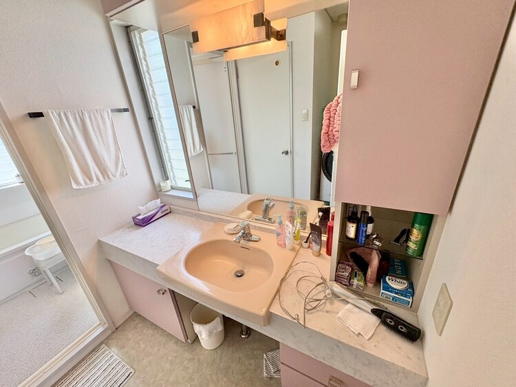 その他 清潔感を感じられる洗面化粧台。