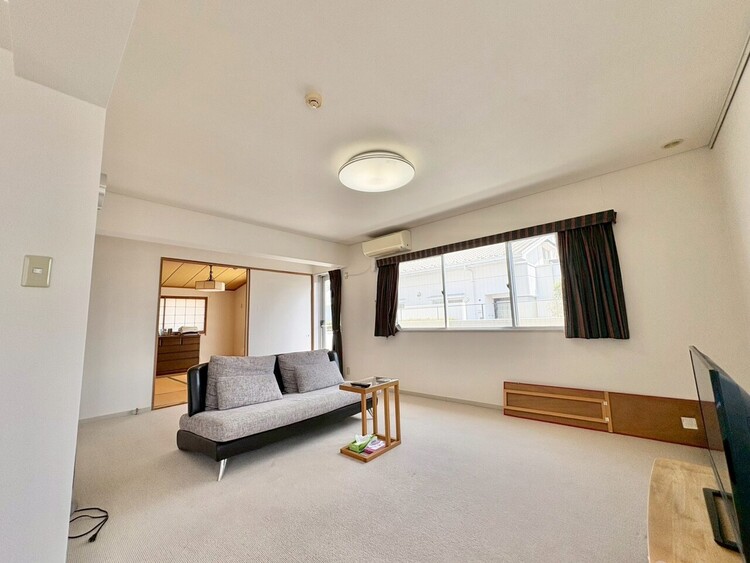 その他 共用部の階段です。明るく清潔に管理されています。