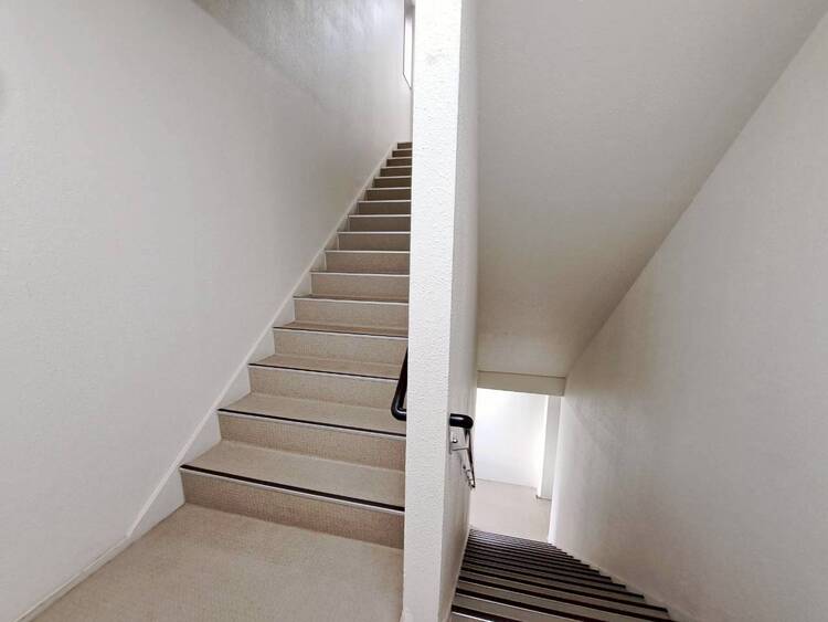 その他 共用部の階段です。明るく清潔に管理されています。