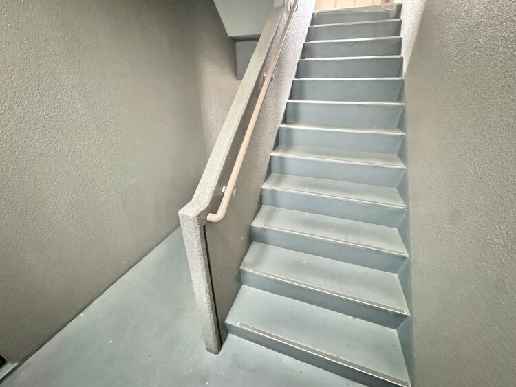その他 共用部の階段です。明るく清潔に管理されています。