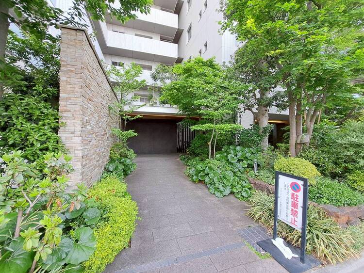 その他 上質感漂う玄関アプローチです。