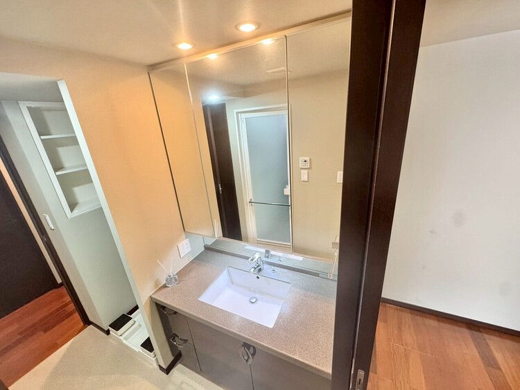 その他 清潔感を感じられる洗面化粧台。