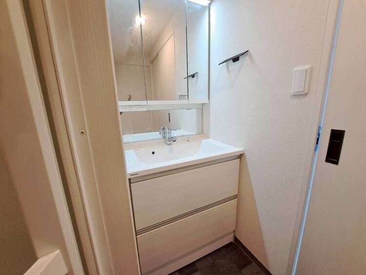 その他 清潔感を感じられる洗面化粧台。