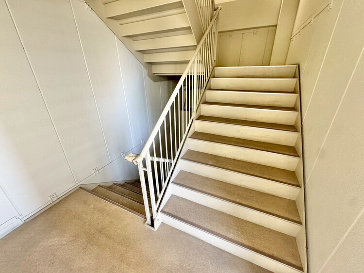 その他 共用部の階段です。明るく清潔に管理されています。