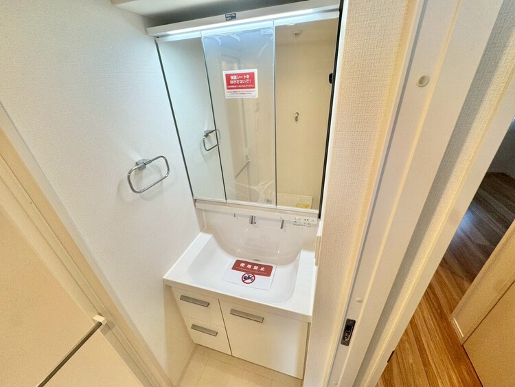 その他 清潔感を感じられる洗面化粧台。