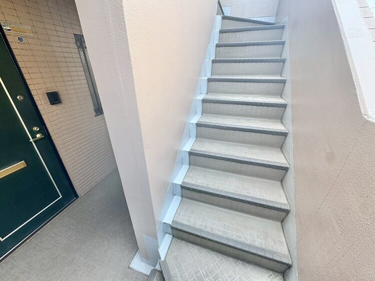その他 共用部の階段です。明るく清潔に管理されています。