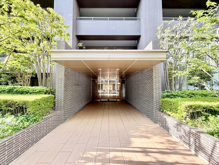 その他 上質感漂う玄関アプローチです。