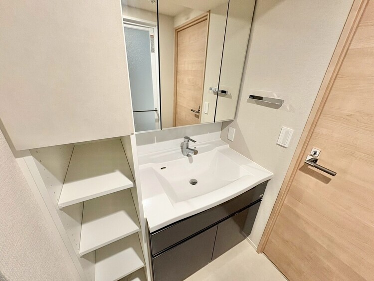 その他 清潔感を感じられる洗面化粧台。