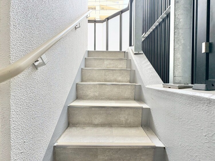 その他 共用部の階段です。明るく清潔に管理されています。