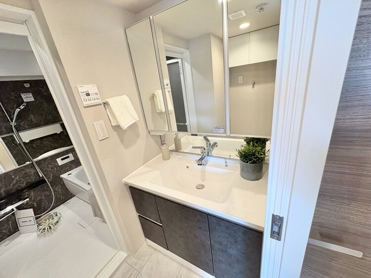 その他 清潔感を感じられる洗面化粧台。