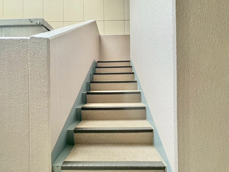 その他 共用部の階段です。明るく清潔に管理されています。