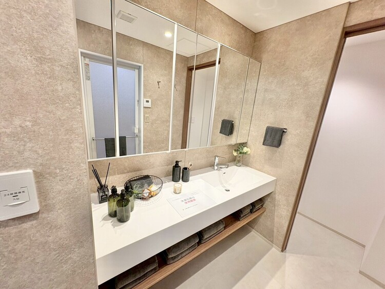 その他 清潔感を感じられる洗面化粧台。