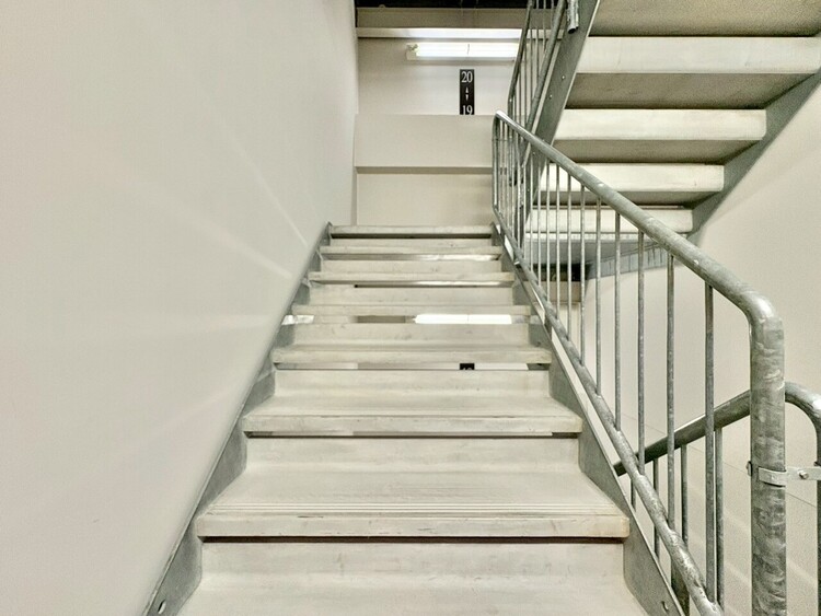 その他 共用部の階段です。明るく清潔に管理されています。