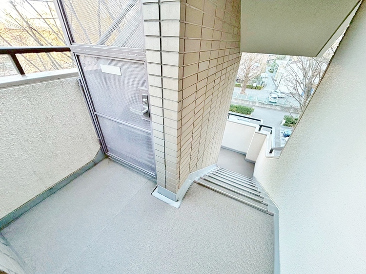 その他 共用部の階段です。明るく清潔に管理されています。