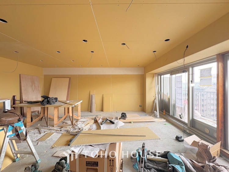 内装 【改装中】叶えたかったのは落ち着きのあるナチュラルな風合い、そして開放感があるリビング。優雅な気分に浸れる幸せな時間を家族が自然と集まりたくなるこの空間で。