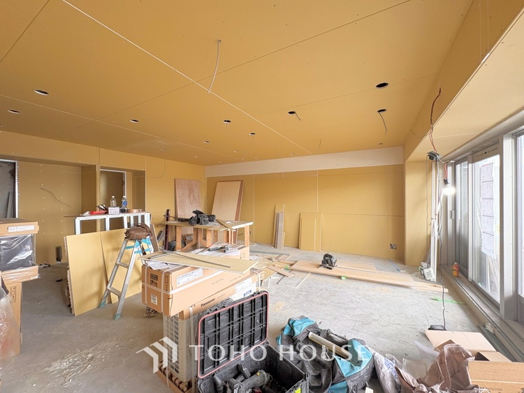 内装 【改装中】◆サンサンと◆差し込む太陽の光がこのリビングに笑いをもたらす。ソファの上のクッションがポカポカした暖気にぬくぬくと微睡んでいる。