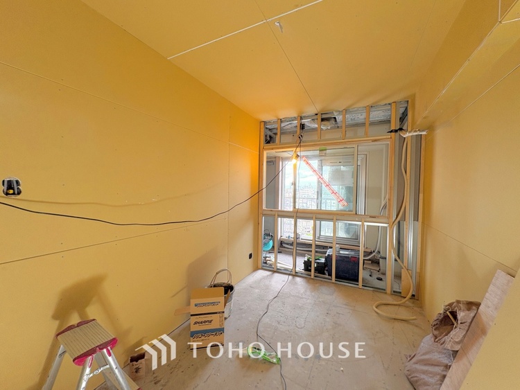 内装 【改装中】使いやすく、明るい洋室に仕上がります。子供部屋や趣味のお部屋にご利用できます。ご自身で家具などを配置し、素敵な空間を創り上げられます。