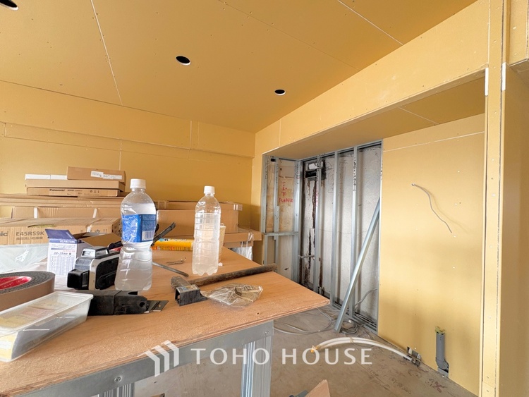 キッチン 【改装中】手元の収納から、足元の収納までが全てスライド式で、奥のスペースまで有効に活用できます。奥まで上から見渡せるので、たまにしか使わない調理器具もサッと取出せます。