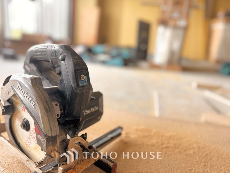 キッチン 【改装中】キッチンは家族の絆を育む大切な空間。シンプルで使い易いシステムキッチンで愉しく作る料理は愛情のある美味しいご馳走に。家族で使えるダイニングキッチンです。