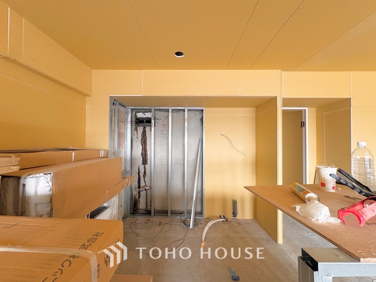 キッチン 【改装中】キッチンは家族の絆を育む大切な空間。シンプルで使い易いシステムキッチンで愉しく作る料理は愛情のある美味しいご馳走に。家族で使えるダイニングキッチンです。