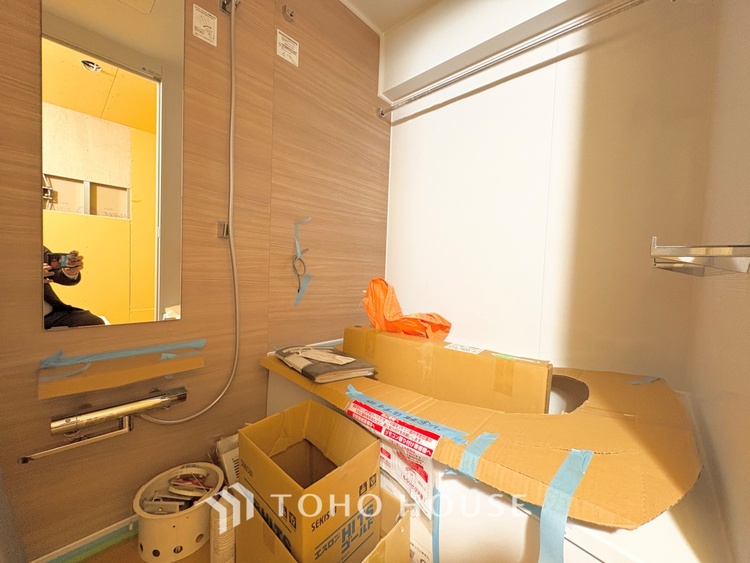 風呂 【改装中】【浴室】《一日の疲れを落としてくれる場所は、落ち着く場所でなければならない》　高級感溢れるカラーと大きさ・柔らかな曲線で構成された半身浴も楽しめるバスタブが心地よさをもたらします。