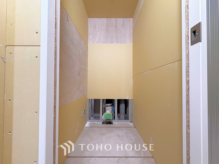 トイレ 【改装中】清潔感あるホワイト調のクロスと温もり溢れるモダンカラーの床材が見事に調和した本邸宅は、毎日の生活を少しでも快適に過ごして頂ける様に落ち着いた雰囲気作りから行っています。