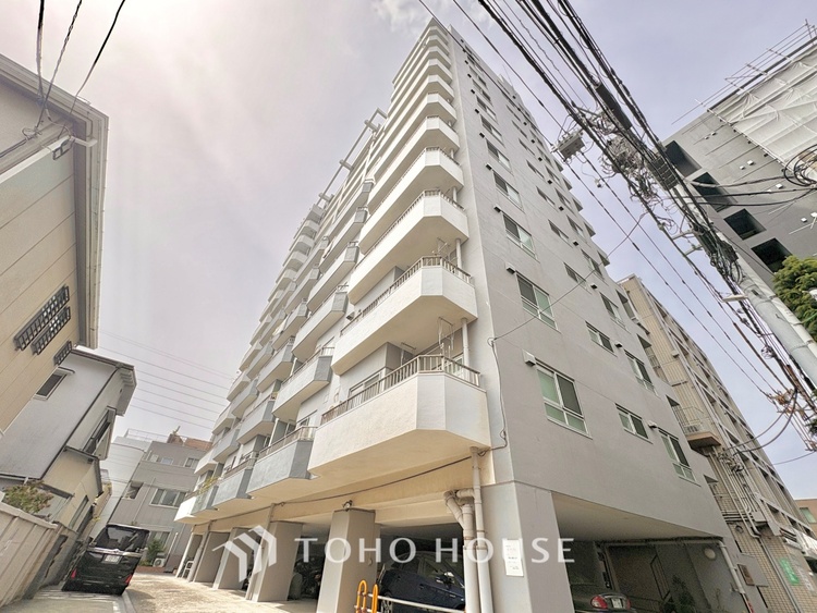 外観 ほんの少しのこだわり。ちょっとした色使いがその家がもつ雰囲気、趣（おもむき）を携え、暮らす家族や訪ねてくる友人・知人に新鮮な香りを運んできます。