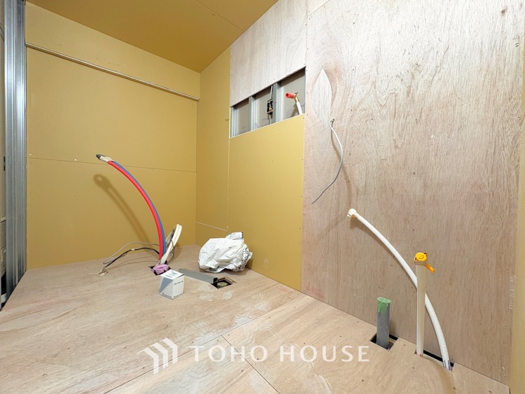 洗面 【改装中】気持ちの良い朝をつくりだし、夕方には笑顔を取り戻させてくれるミラー。パウダールームはいつでも本来の自分を取り戻せる空間。明るく仕上げてあります。