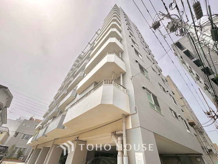 外観 ほんの少しのこだわり。ちょっとした色使いがその家がもつ雰囲気、趣（おもむき）を携え、暮らす家族や訪ねてくる友人・知人に新鮮な香りを運んできます。