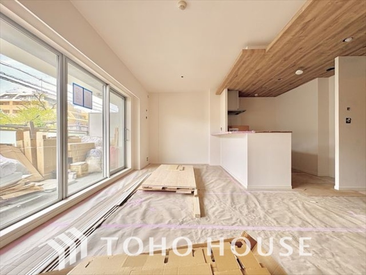 内装 忙しい朝でも、しっかり家族が揃って食事をして頂けるゆとりある大きさのダイニングスペース。