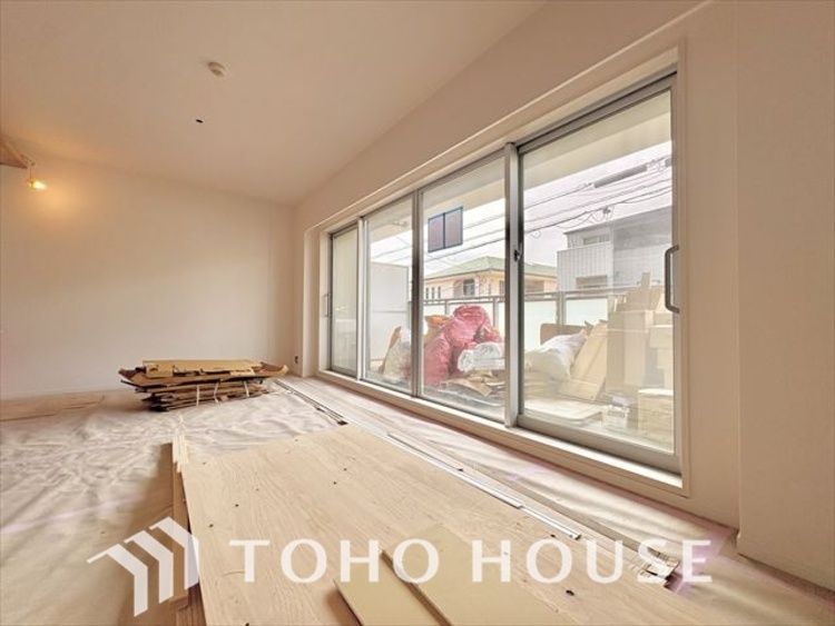 内装 ◆サンサンと◆差し込む太陽の光がこのリビングに笑いをもたらす。ソファの上のクッションがポカポカした暖気にぬくぬくと微睡んでいる。