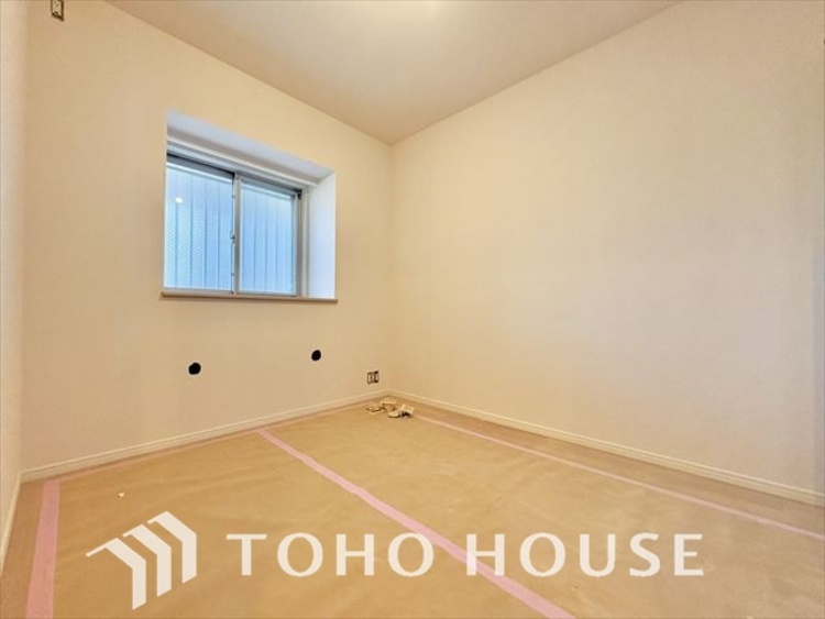 内装 使いやすく、明るい洋室に仕上がります。子供部屋や趣味のお部屋にご利用できます。ご自身で家具などを配置し、素敵な空間を創り上げられます。