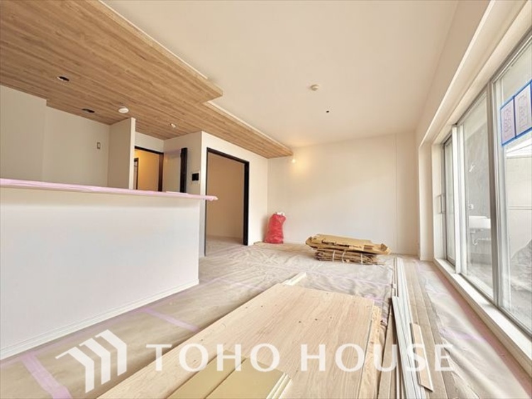 内装 ここはみんなが集い、食事と楽しい会話が始まる場所。話に夢中になりすぎて、ついつい時を忘れ、夜半過ぎになってしまう。そんな束の間の幸せを感じさせてくれます。