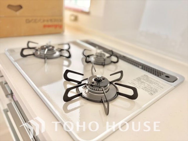 キッチン 手元の収納から、足元の収納までが全てスライド式で、奥のスペースまで有効に活用できます。奥まで上から見渡せるので、たまにしか使わない調理器具もサッと取出せます。